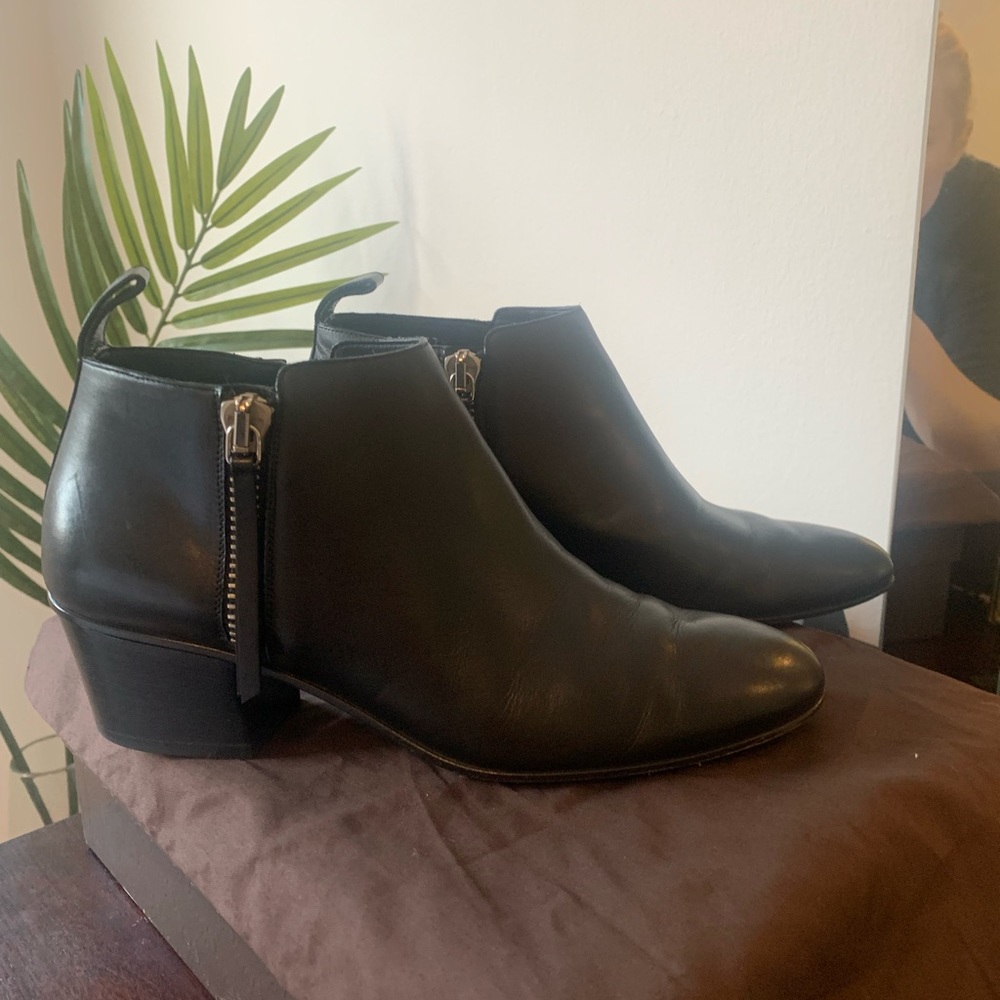 Gucci black leather booties with block heel
